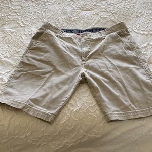 Men’s khaki shorts